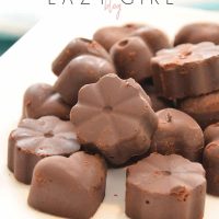 These chocolate keto fat bombs are a great way to quickly curb cravings. Quick and easy homemade chocolate fat bombs – with just 3 ingredients and NO baking required!#fatbombs #easyfatbombs #3ingredientsfatbombs #nobakeketorecipe