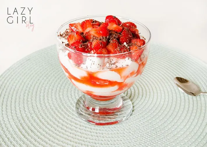 Easy No-Bake Strawberry Tiramisu Cups with chocolate